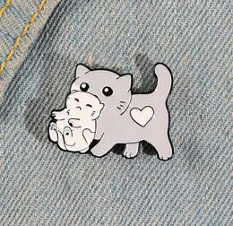 Cartoon Gato Mãe carregando pinos de esmalte de gato bebê broches fofos para amor coração Animal Pin Jewelry Presente para acessórios infantis C7542662
