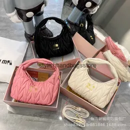 Cross Body M Families iu samma stil veckad dumpling väska Internet berömd söt macaron moln mångsidig en axel crossbody som bär för kvinnor h240403