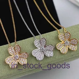 Necclana di design di fascia alta Vanclef 1: 1 Clover Necklace 925 Sterling Silver placcato in oro 18K con diamante Fashibile e fresco Versatile Flower Collar Catena