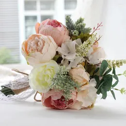 結婚式の花そのミラシミュレーションフラワーサプライズアウトドアスタイルの花嫁を保持している花嫁介添人ペーニーブーケ