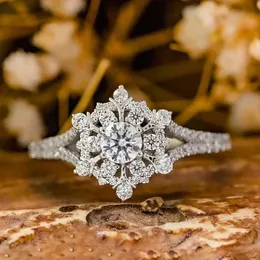 2PCSウェディングリングCaoshi Chic Snowflake Shape Finger Ring女性華麗なジルコニアウェディングバンドジュエリーギフト豪華なアクセサリー