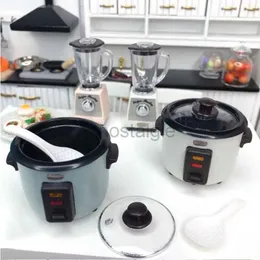 Kök spelar mat 1 set ny 1/12 skala miniatyr juicer mini ris cooker köksutrustning för blyth ob11 bjd docka hus spela leksaker tillbehör 2443