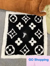 Neuer Designer schwarzer weißer Teppich Französisch Klassiker Blumenlogo Rechteckig Teppich Nachtteppich