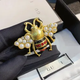 18k Gold Plated Bee Brosches Luxury Brand Designers Insect Pearl Letter Fashion Women Rostfritt stål Broscher Bröllopsfestsmycken