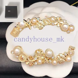 Classic Womens Desinger Broche Broch Suit Pin Pearl Letter Broches Famous Brand Fashion Crystal Jewelry Clothing Decoration Acessórios Presente com caixa