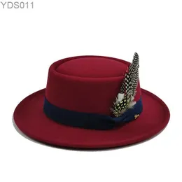 Szerokie brzegowe czapki wiadra pióro wieprzowe czapki dla mężczyzn fedora derby dżentelmen płaski moda sombrero hombre chapeu masculino vintage biznes YQ240403