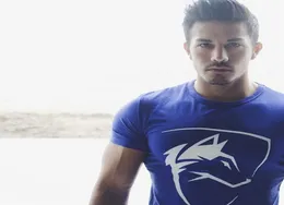 Alphalete WolfプリントメンズジムアスレチックTシャツ男性コットンクルーネックティーフィットフィットネスボディービルメンズTシャツゴシックシャツワークアウト1151026