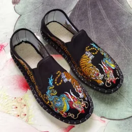 Buty klasyczny smok tygrysy haftowane buty mężczyźni w stylu chińskim mokasyny mężczyźni Plimolls Tiger Flat Men poślizgnąć się na butach zapatos de lona