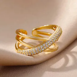 2pcs Eheringe Zirkon zwei gekreuzte Formringe für Frauen Gold plattiert Edelstahl Kreuzring Luxus Hochzeitspaar Ringe ästhetische Juwel