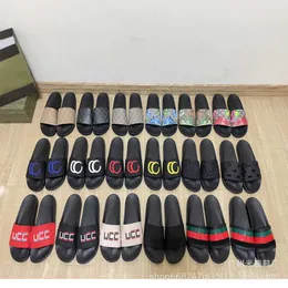 Designer-Schuhe G-Hausschuhe tragen Sommer-Flachboden-Sandalen von Korean Fashion Network Rote Damen-Strandschuhe mit dicker Sohle