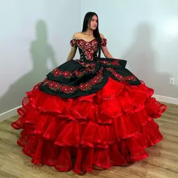 Charro Quinceanera 드레스 검은 색과 빨간 공 가운 계층 16 드레스 자수 꽃 레이스 아플리케 크리스탈 어깨 롱 멕시코 스타일 무도 15 anos