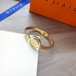 Neues luxuriöses goldplattiertes Armband Brand Designer Charmalme Armband Personalisierte Buchstaben Logo Armband Hochqualität Fashion Metall Armband Design