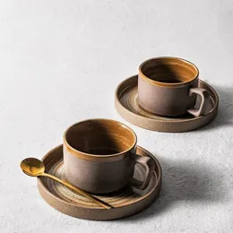 Tassen Retro Keramic Tasse Kaffee und Untertassen -Set japanischer Stil Stoare Europäische Luxus -Fadendaten mit großer Kapazität 250 ml