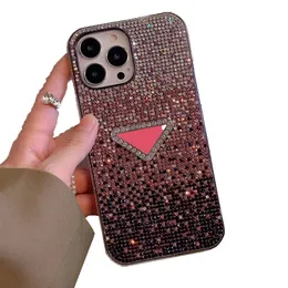 Gradient Rhinestone Luxury Phone Case för iPhone 12 13 Mini 14 11 Pro XR X XS Max Metal Triangle Logo för Apple 7 8 Plus Cover