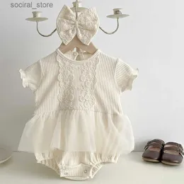 Rompers Summer Infant Baby Girls Suituit +Bow Hair Band New Baby Girl Godysuits Cotton Short Sleeve Lace Stitching Baby Romper L240402