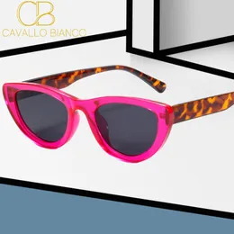 CB Designer Cat Eye Solglasögon för kvinnor Pink Frame Y2K Style White UV400 Small Retro Vintage Glasses Rose Red Tortoise Fashion Lady Cavallo Bianco Wholesale