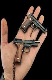 Оружейные игрушки металлический материал пистолетный пистолетный миниатюрная модель 1 3 Beretta 92f деревянная ручка подвеска для брелок не может выстрелить в день рождения gi9517474