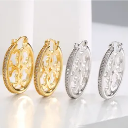 Orecchini a cerchio intagliato Hugie Huggie con gioielli metallici pavimentati in cristallo per donne