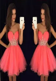 Underbara korta hemkommande klänningar Coral Pink Tulle Party Dress Sweetheart ärmlösa kristaller billiga skräddarsydda examen prom dr2060939