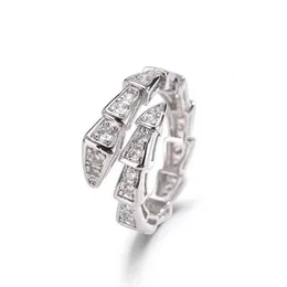 Anello a forma di serpente a diamante full venduto, lusso chiaro, anello di apertura dell'osso serpente alla moda e versatile, anello anello alla moda