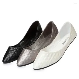 Casual Shoes 2024 Ankomster Gingham Brand Women Dance Flats Bekväm Slip-On Black Grey Big Size 48-32 22cm för vida små fötter