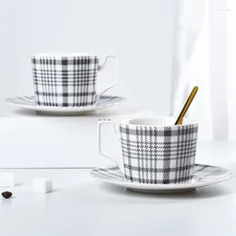 Tassen Untertassen Nordic Coffee Cup Saucer Set exquisite Tasse Haus schwarz weiße karierte Textur Keramik Teekanne Espresso Trinkkörper