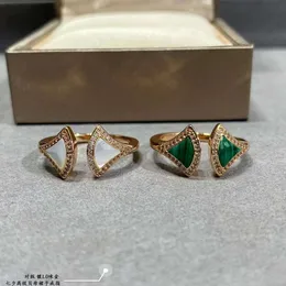 V Anel de saia fritilar de Mijin Qixi Bated Gold para Mulheres CNC Conjunto de mãos Diamante de ponta seiko elegante moda