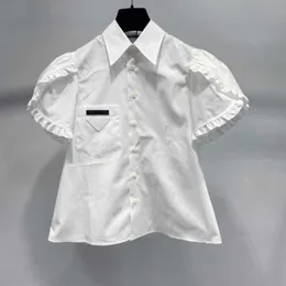 Lüks Tasarımcılar Yeni Erkek ve Kadın Kısa Kollu Spor Giyim Seti Akademi Üçgen Etiket Çiçeği Beyaz Gömlek Yaz Yeni Küçük Stil Tasarım Kısa Kollu Üst