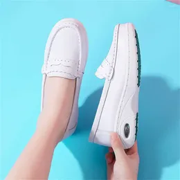 Buty swobodne rozmiar 35 z amortyzującymi strzałymi kobietami płaskie pomarańczowe sneakers