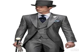 2015 Europäischer Stil Slim Fit Bräutigam Tailcoats Grey Peaked Revers -Promanzug Custom Groomsmen Herren Hochzeitsanzüge Jackelpantsvorstände 1069507