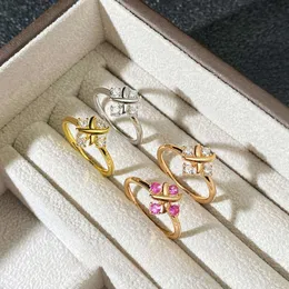 Anel de trevo da Lucky Cross for Women High Edition 4 Diamond Zircon Fashion x Letter v Gold Ring Light Luxury e Simple Design Tamanho 5/6/7/8/9