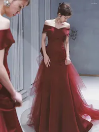 Runway Dresses Wine Red Strapless Slim Celebrity Shiny Strap Floor Längd ärmlös Söklös Sens Up Bow Prom Evening Gowns 2024