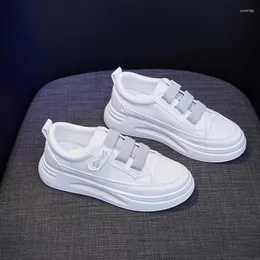 Casa -Schuhe Magic Tape kleine weiße Frauen mit 2024 Frühling Frauenstraße tätscheln dicker Leder Single Schuh flach flach