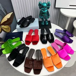 Saltos de gatinho de seda pés abertos chinelos de verão triangular saltos baixos sandálias slides feminina sapatos de luxo designers chinelos de luxo fúcsia marrom verde amarelo com caixa