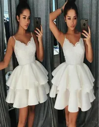 Vestidos de volta brancos curtos 2018 Spaghetti Straps vestido de baile camadas de cocktail de renda de cocktail mini vestidos de baile para graduação PA3734519