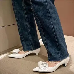 Sapatos de vestido Decoração de flores para mulheres pontas pontiagudas de salto médio feminino costura bombas femininas rasas chassi -femme tacones sólidas