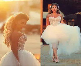 Lyxiga arabiska bröllopsklänningar 2015 Hilo Crystals Sparkly Shining Sweetheart Ruffles Tulle Wedding Dress spridda pärlor Bridal3957341