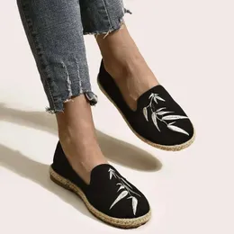 Buty swobodne haftowane liście haftowane espadrille mokasydy dla kobiet wsuwają się na płytkie usta proste sandały single sandały