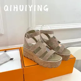 Klänningskor 2024 EST Summer Kid mocka Tjock sula Ankel-remkvinna Sandaler Platform Hög häl Gladiator Desinger Sapato Feminino