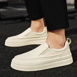 أحذية غير رسمية رجال أسود أبيض للرجال المتسكعون رجل moccasins الأصلي جلدية من الذكور شقق الأزياء الفاخرة