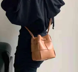 نساء من الجلد الأصلي منسوجة كاسيت دلو الكتف كيس القابض Crossbody مصمم الرباط الحزام S574333399836978