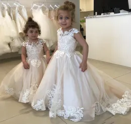 Abiti 2019 adorabili ragazze di fiorisce di tulle abiti Dubai in stile figlia per bambini con il concorso forma formale per la prima comunione per country giard