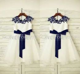 Klänningar vit prinsessa marinblå spetsapplikation blommor flicka klänningar för bröllop 2016 en linje barn party klänningar med bandsash golv l