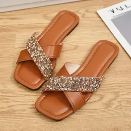 Slippare Comem 2024 Ladies Flat Slipper Sandaler Utomhusskor Luxur Designer Casual Plus Size 43 Glitter Bling Summer For Women
