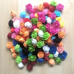 装飾的な花100PCS PE FOAM FAKE ROSE HEAD（3.5cm/1.37in）人工手作りDIYウェディングブライダルブーケホームデコレーションピンクブルー