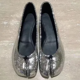 Casual skor mjuk platt grunt split-toed kvinnor silver zapatos mujer ankomst mode chaussure femme