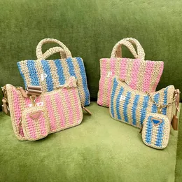 Luxurys Raffias Straw Weave Crochet Underarm Beach Bag Womens High Capfise Designer Triangle Bag Mens Fashion Clutch Chain Travel Shourdelbody Bags