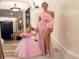 Bescheidene rosa One -Schulter -Mutter und Tochter Abschlussball Kleider sexy Seite Split Flecken formelle Abendpartykleider Vestidos de fiesta Cust6526919