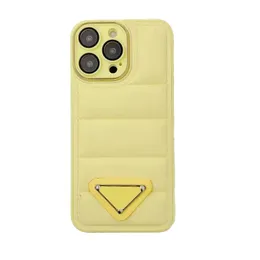 iPhone 13 12 14 11 Pro 12Pro Max Classic Metal Triangle 로고 표지를위한 렌즈 필름이 포함 된 Cubic Down Jacket Style Luxury Phone Case Case Case