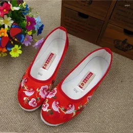 Lässige Schuhe Maogu Frauenwohnungen Frühling Sommer 2024 Trendlaafer Moccasin Frau Chinesisches Tuch für Frauen ethnischer Stil bestickt rot